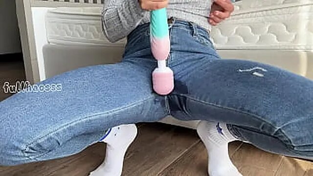 Milf gets herself off with a toy, squirting multiple times