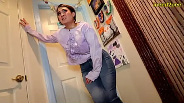 Bladders full &mdash;  ladies urgently leak in tighties